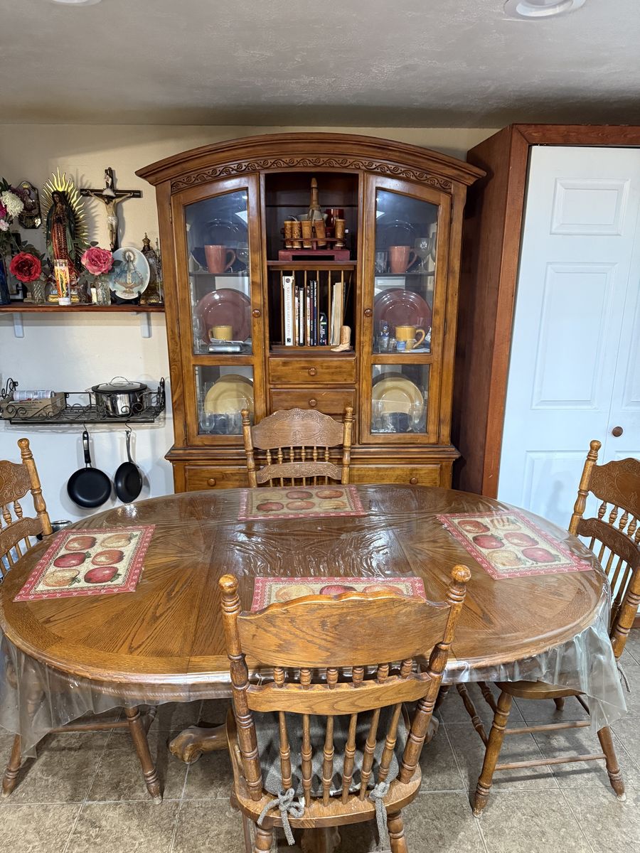 Full dining set up table set and back drop included !