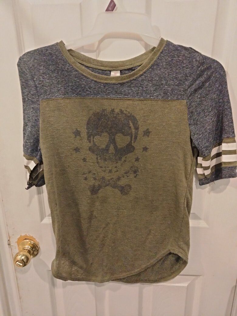 skull and crossbones shirt L