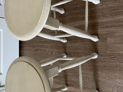 * 2 KITCHEN BAR STOOLS*