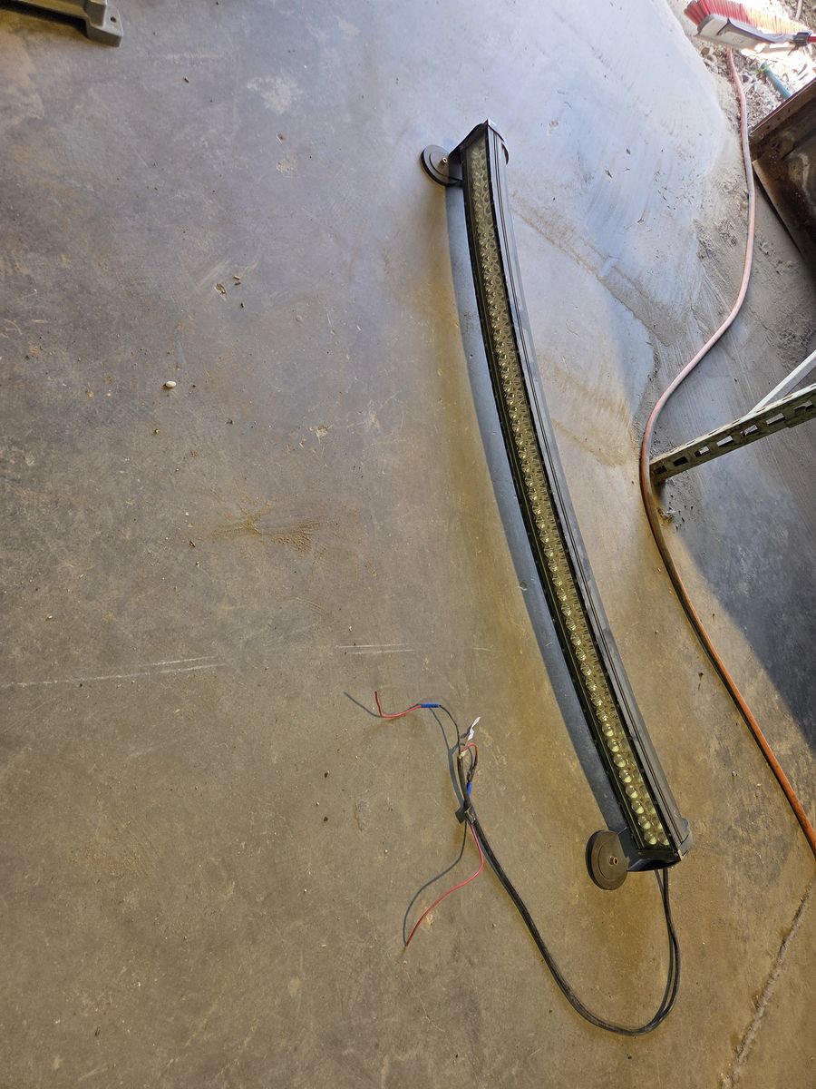 Led light bar with magnetic mounts