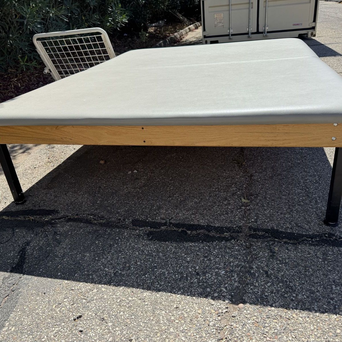 Physical therapy mat with hydraulics