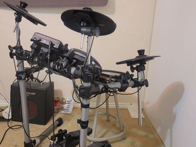 Simmons electric drumset, Behringer amplifier