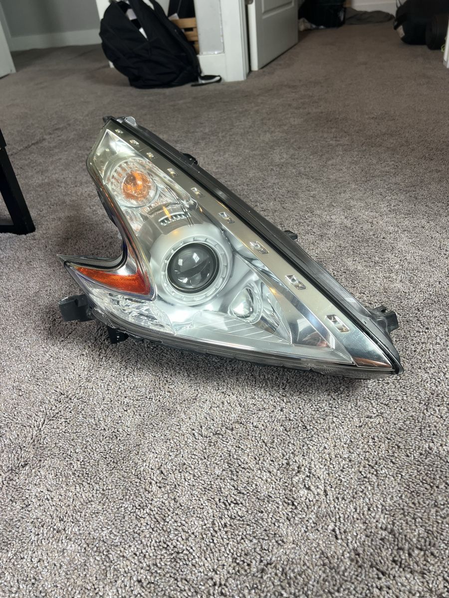 Nissan 370Z Headlight passenger side 375$ OBO
