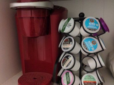 keurig with pods used, works and pod holder