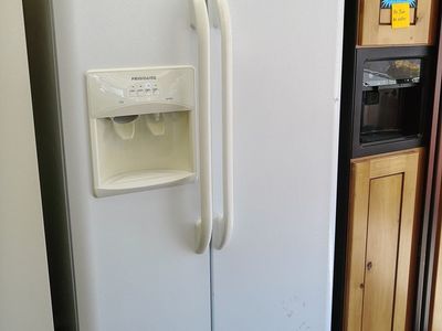 White 25 cf Side by Side~90 Day guarantee~Water and Ice