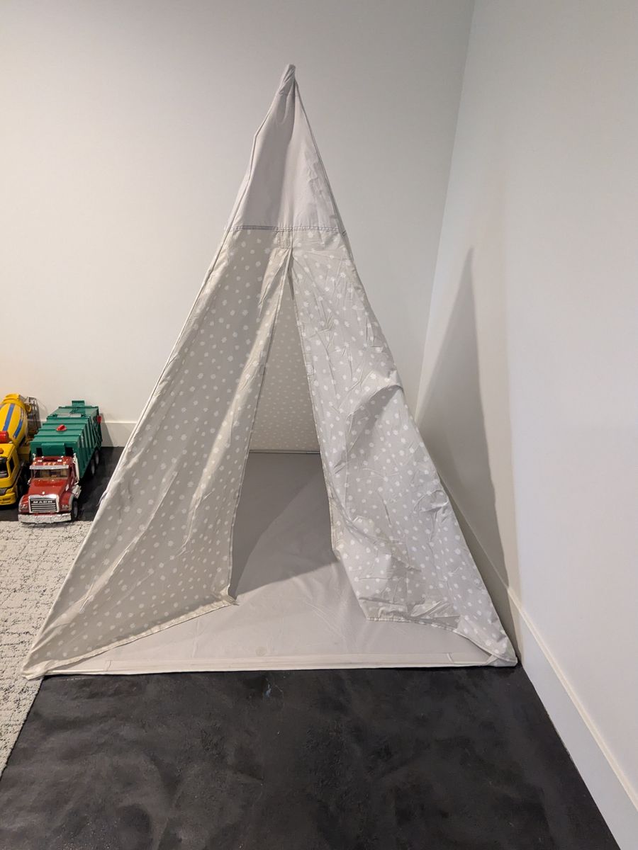 Childrens play Teepee tent