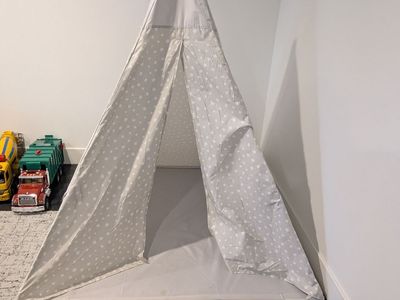 Childrens play Teepee tent
