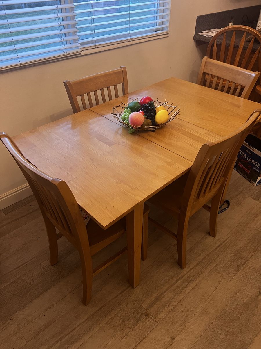 Wooden Dining Table with 4 Chairs - Extandable Leaf Included