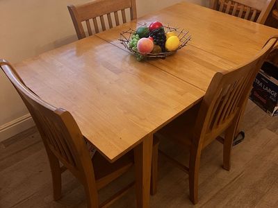 Wooden Dining Table with 4 Chairs - Extandable Leaf Included