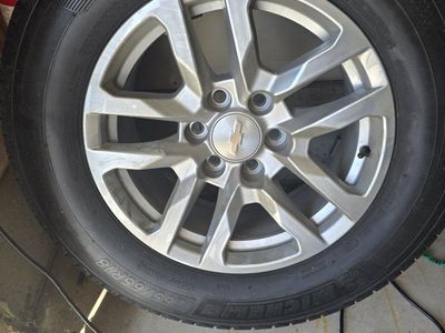 Chevy 18" Wheels with Michelin 265/65R18 Tires