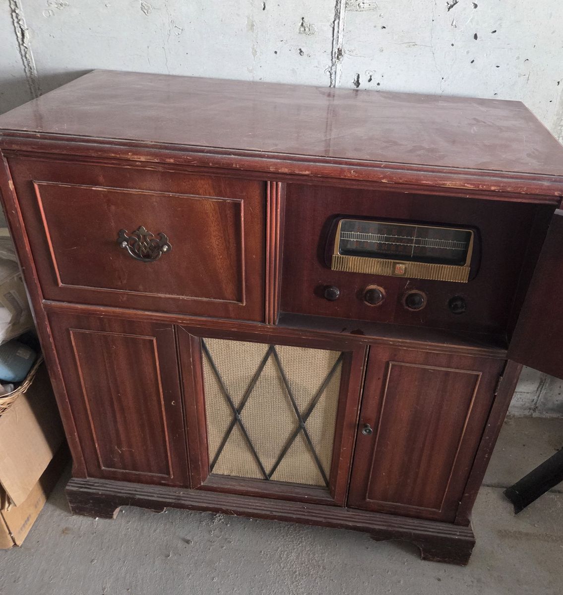 CLASSIC ELECTRONICS MUSIC MONTGOMERY WARD RADIO & TURNTABLE 1947 AIRLINE CONSOLE CABINET