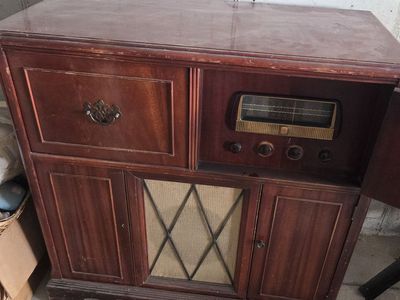 CLASSIC ELECTRONICS MUSIC MONTGOMERY WARD RADIO & TURNTABLE 1947 AIRLINE CONSOLE CABINET