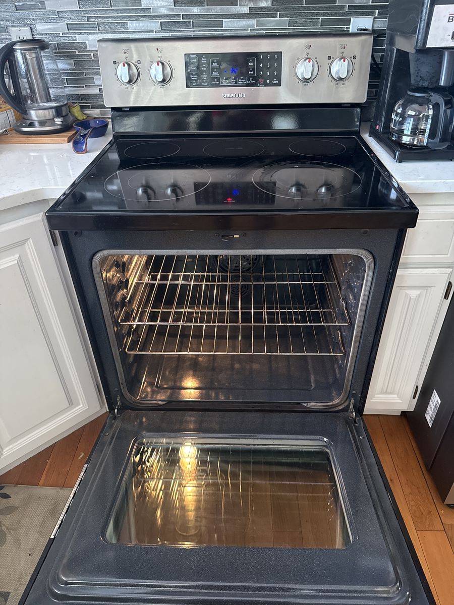 Samsung Stainless Steel Electric Range with Black Ceramic Cooktop and Digital Display