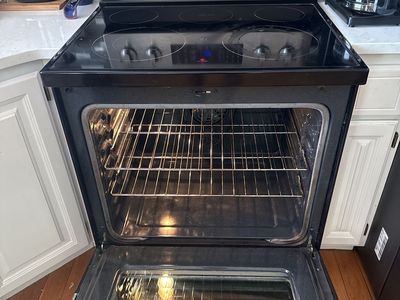 Samsung Stainless Steel Electric Range with Black Ceramic Cooktop and Digital Display