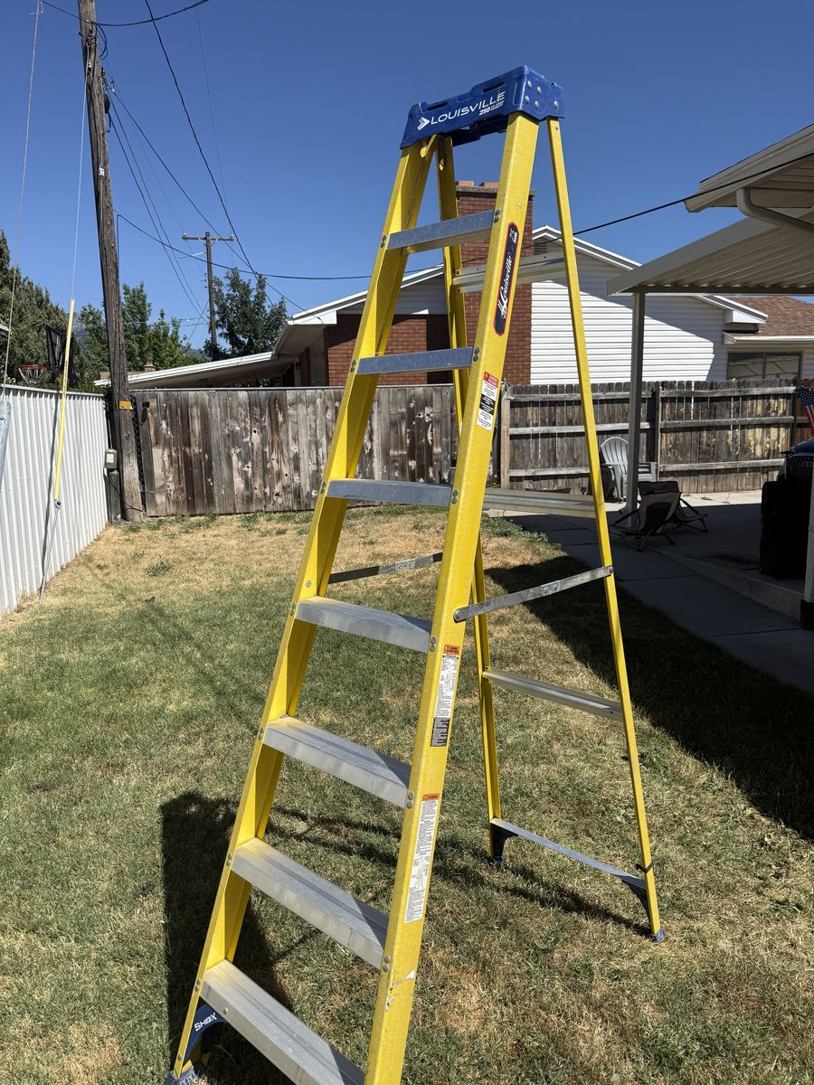 Louisville 8FT Fiberglass Ladder