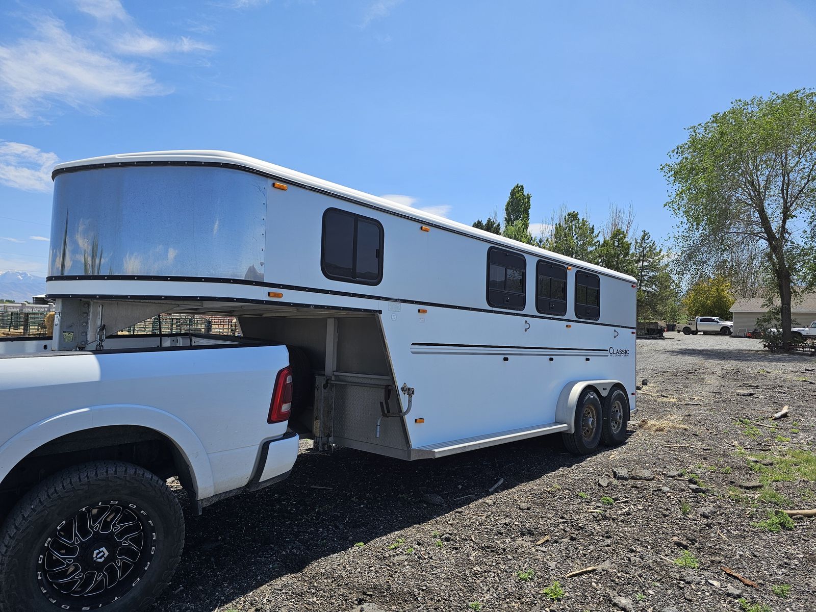 2003 classic 3 horse trailer