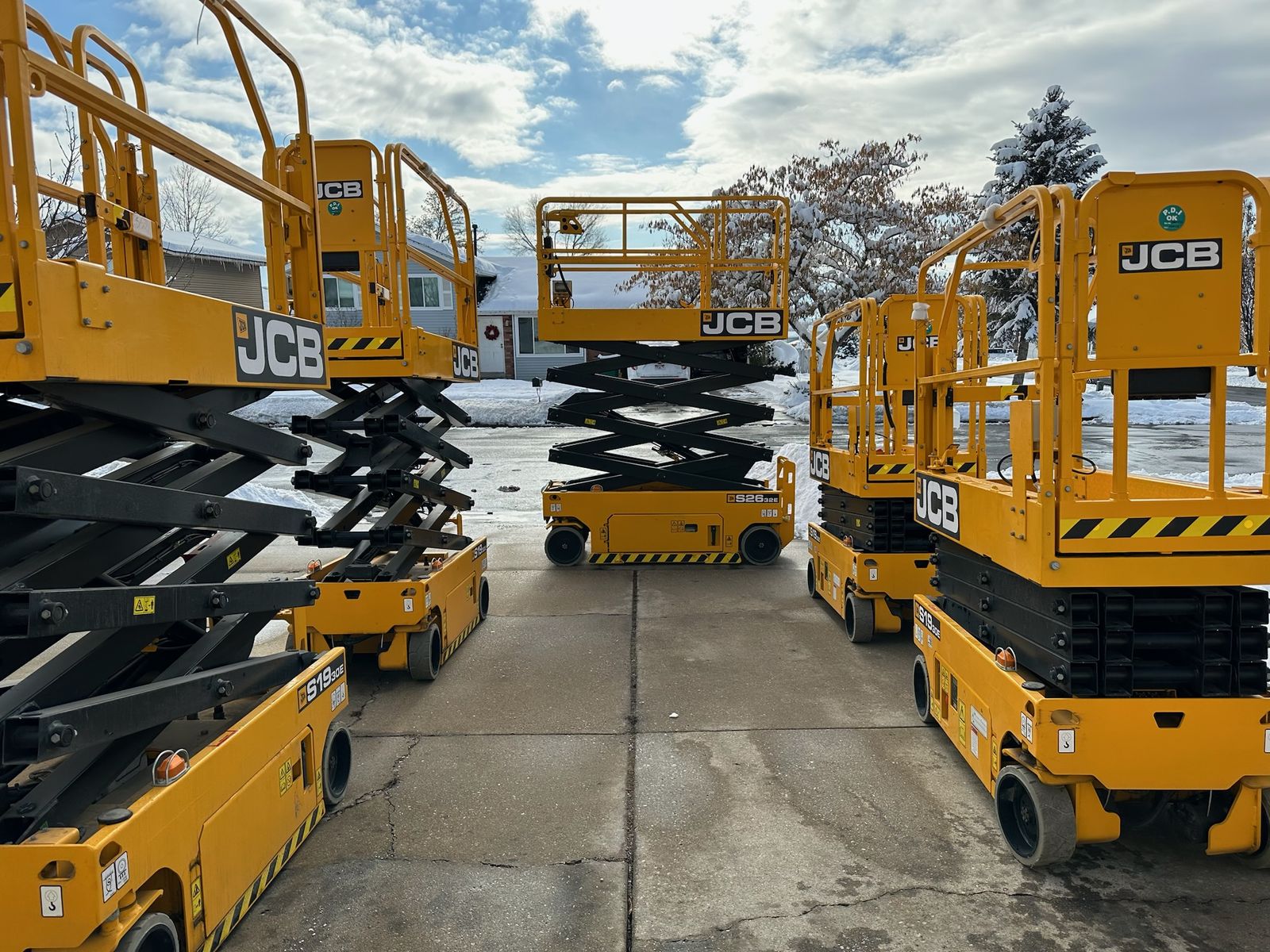 SCISSOR LIFT 19FT - 26FT - 32FT.   RENTAL.   GENIE - JLG - JCB