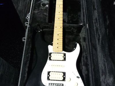 Fender Squire Dave Murray Iron Maiden Stratocaster Hard Case.Strap