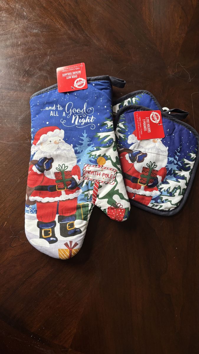 Christmas House Santa oven mitt and pot holder set