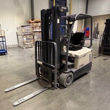 2015 Crown Electric Forklift LOW HRS W/ Charger!