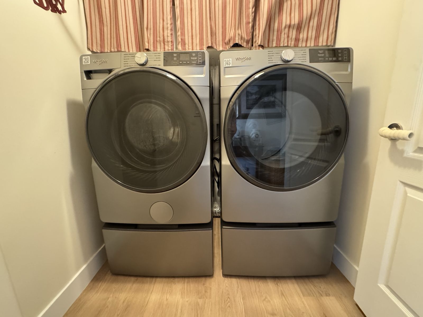 Whirlpool Washer/Dryer with Pedestals