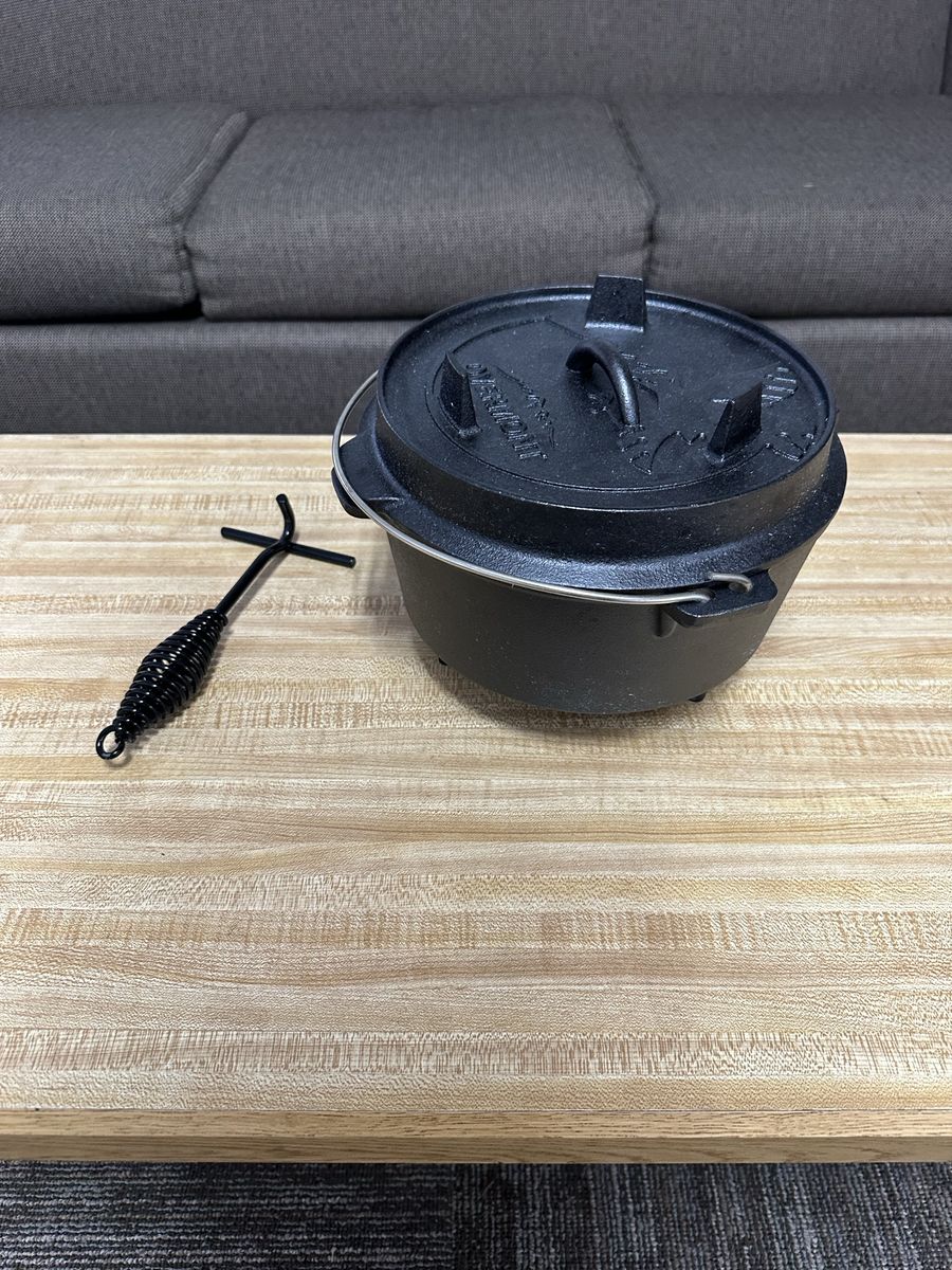 Overmont Cast Iron Dutch Oven Pot with Lid Lifter and Recipe Books