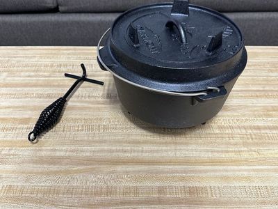 Overmont Cast Iron Dutch Oven Pot with Lid Lifter and Recipe Books