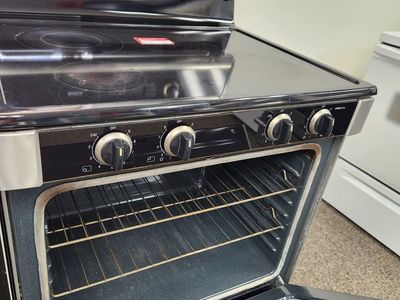 NICE BOSCH STAINLESS STEEL GLASS TOP RANGE! W-WARRANTY