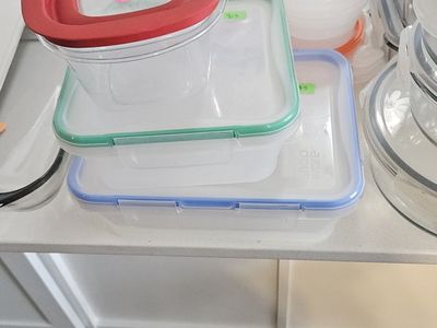Plastic food storage containers