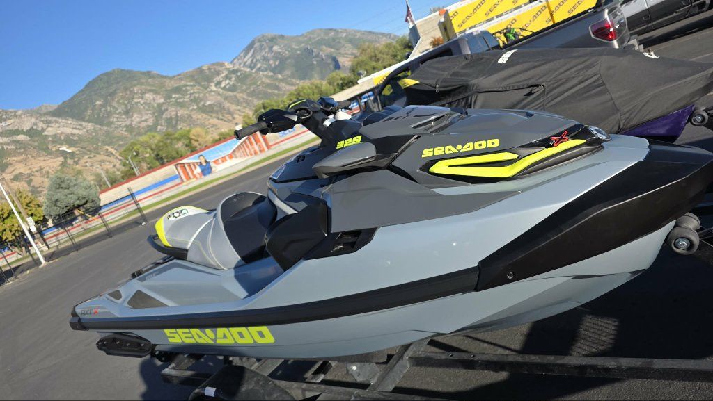 2 wave runners with trailer