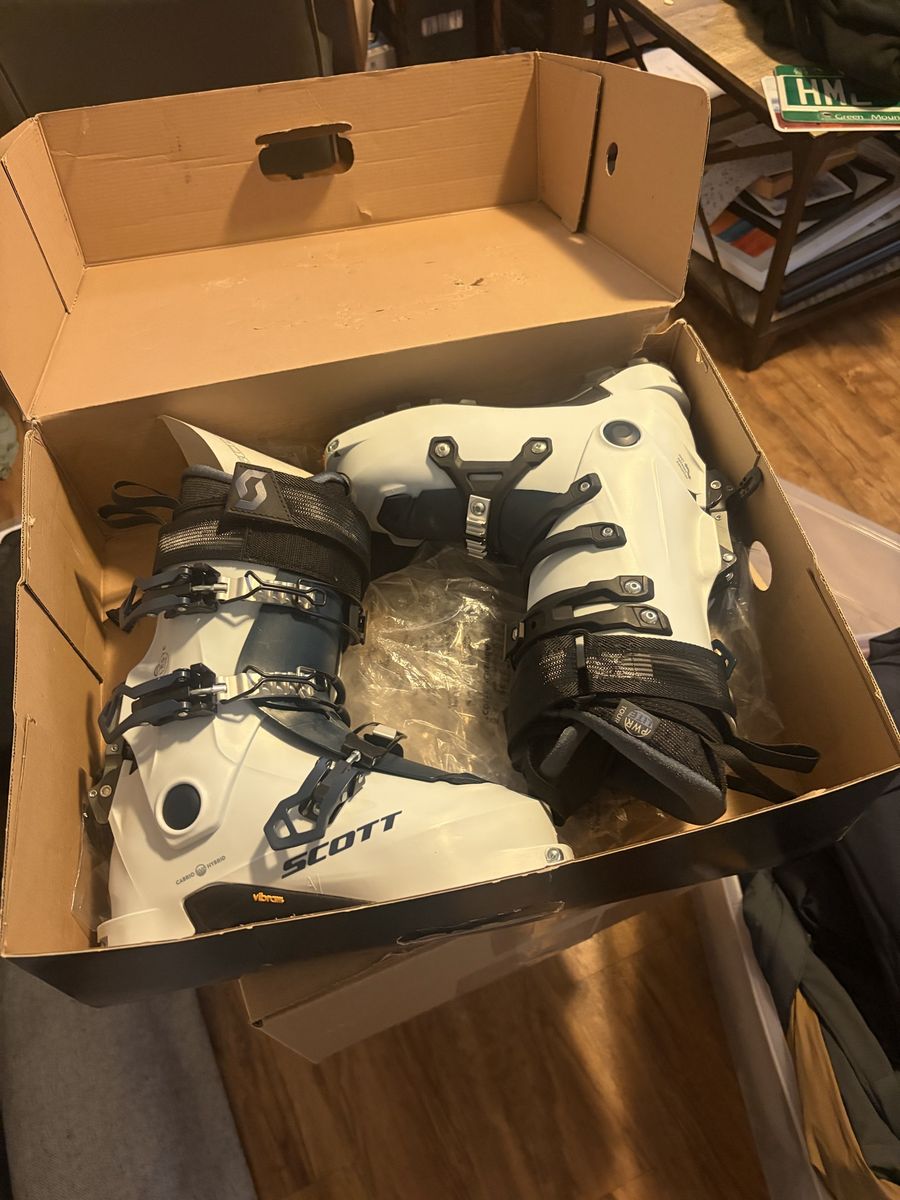 Women’s ski touring boots 