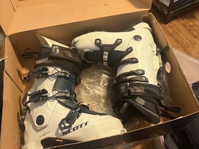 Women’s ski touring boots