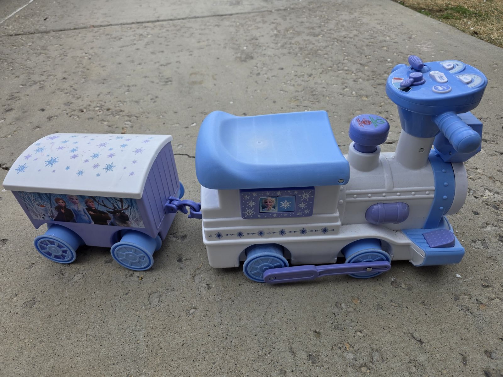 Elsa train with tracks