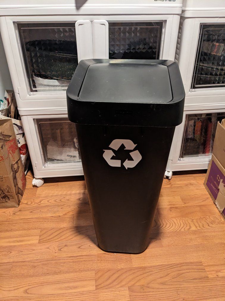 Rubbermaid recycling bin