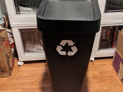 Rubbermaid recycling bin