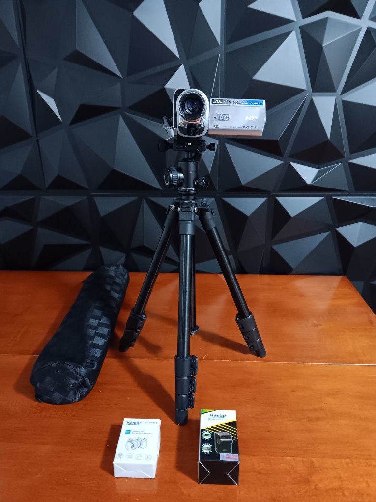 JVC Everio GZ-MG335HU HDD Camcorder 30GB 35x Zoom with 2 Batteries, Charger. Tested. Excellent Conditions! Tripod included.
