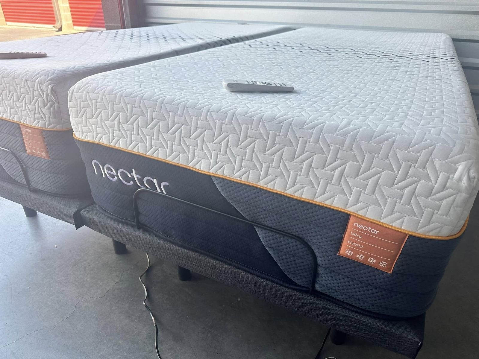 Nectar Ultra Memory and Hybrid Split King, Mattress Set with Adjustable Base & Remote, Excellent Condition