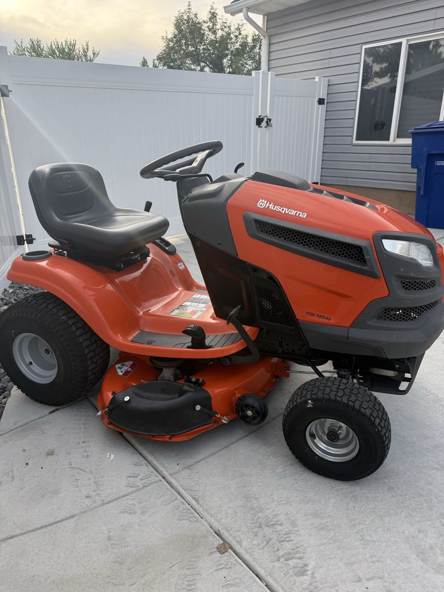 Husqvarna YTH18542 riding mower