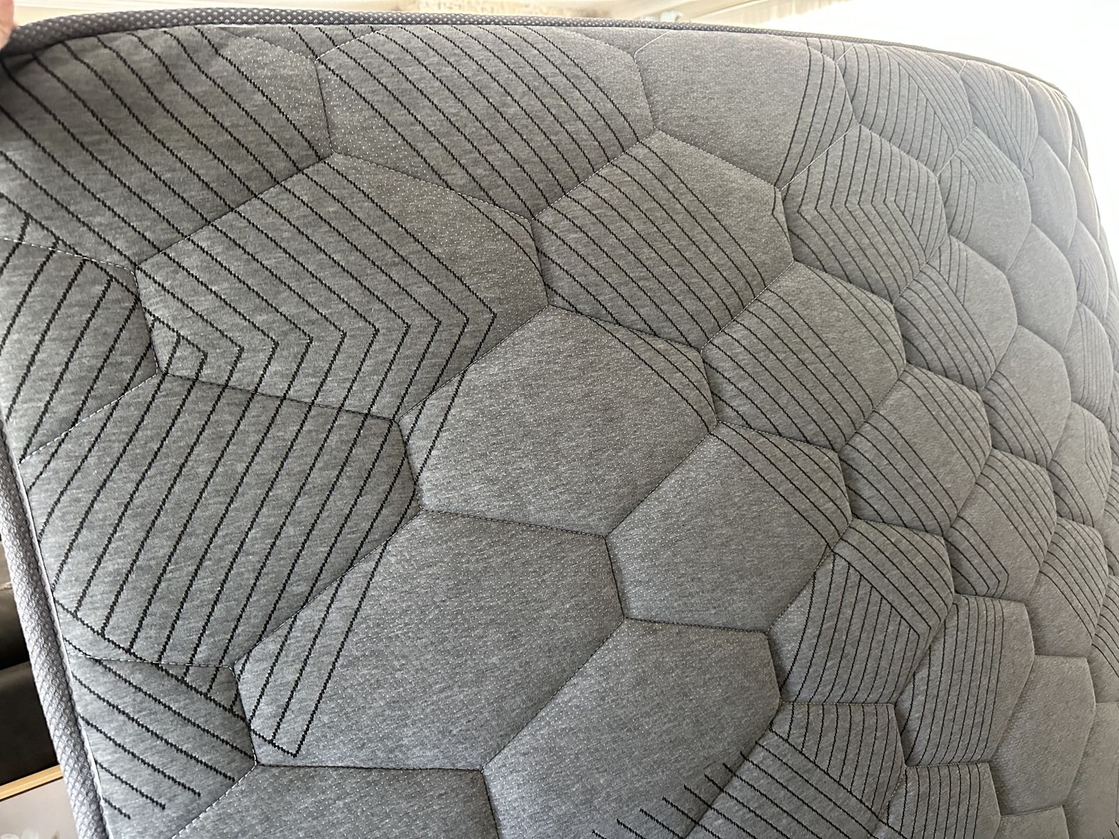 New 10-in Medium Queen Hybrid Memory Foam/Coil Blend Mattress