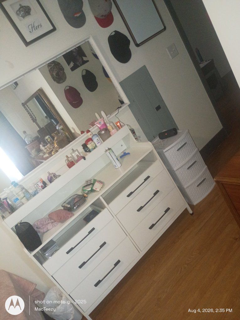 Main image 3