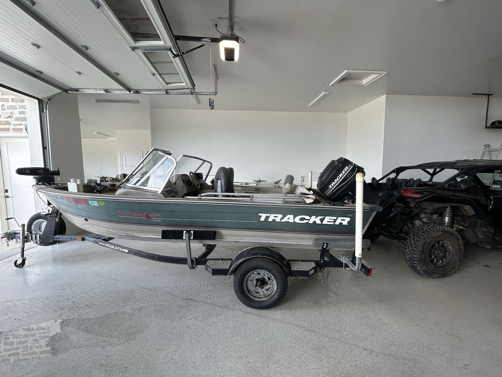 2001 Tracker Pro Deep V16