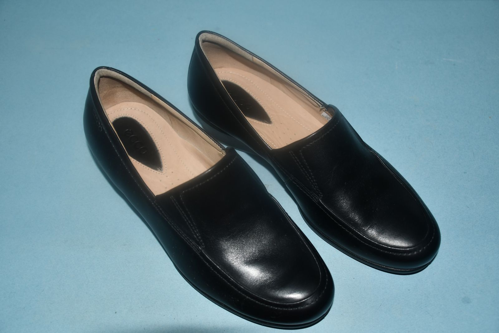 NWOB ~ WOMEN'S ECCO SHOES ~ BLACK LEATHER ~ SIZE 39 (8-8.5) ~ HEEL HEIGHT 1.5" ~ VERY NICE!
