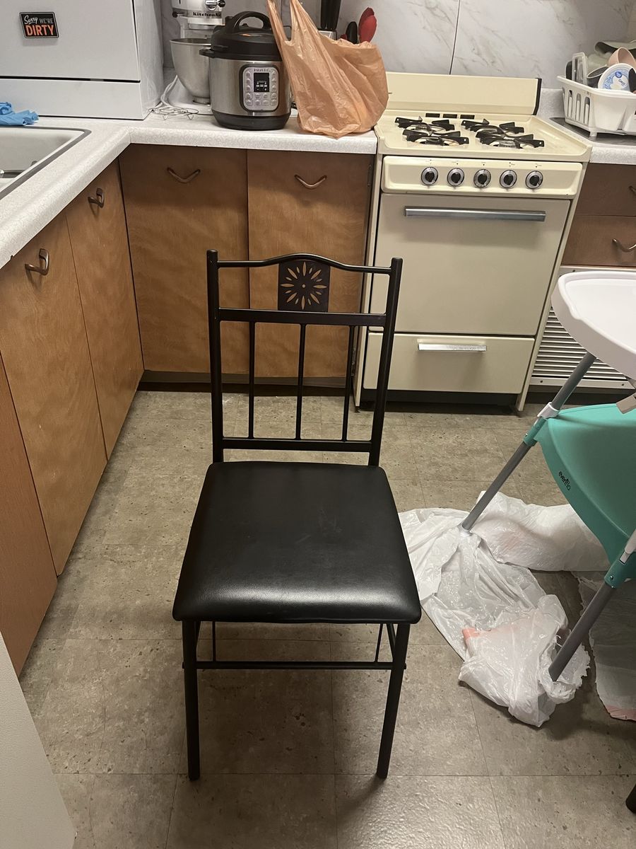 Chairs (4 chairs) Cute chair set!