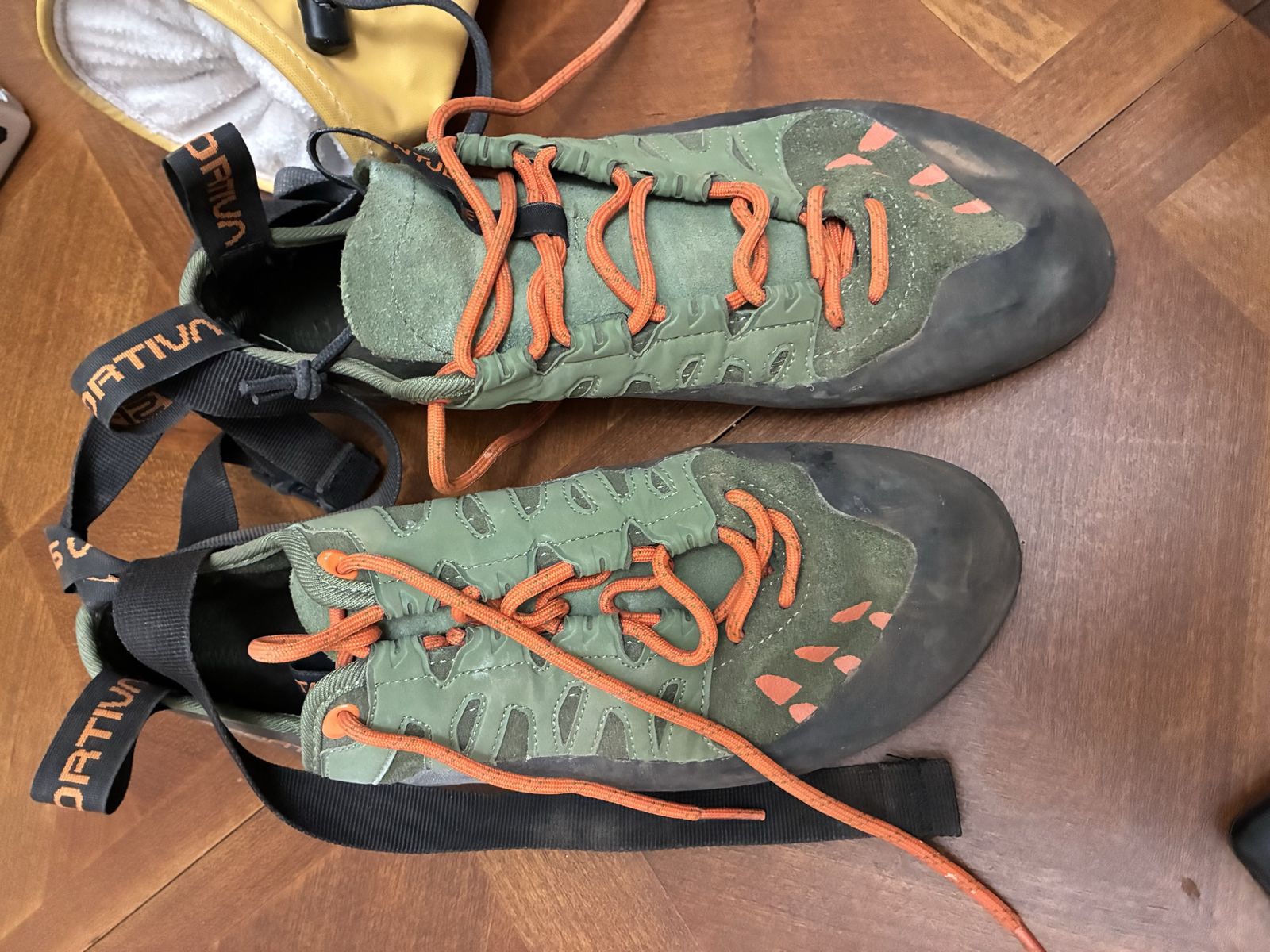 La Sportiva Tarantula Climbing Shoes 9.5 men’s Green/Orange with Metolius Chalk Bag