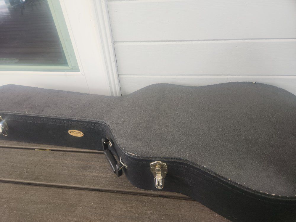 Martin Acoustic Guitar Hard Case – Plush Interior