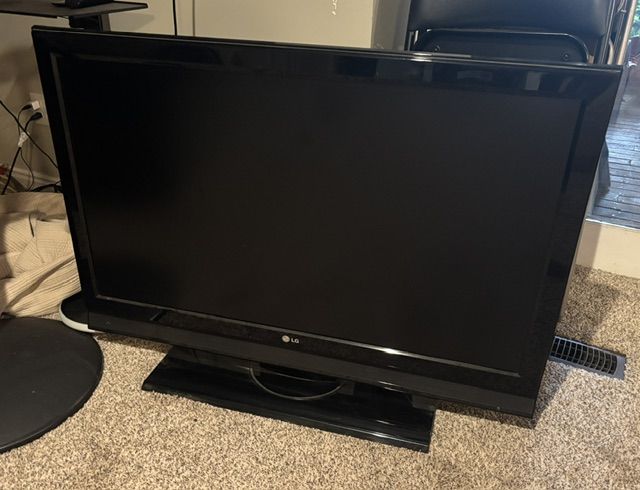 43" LG TV