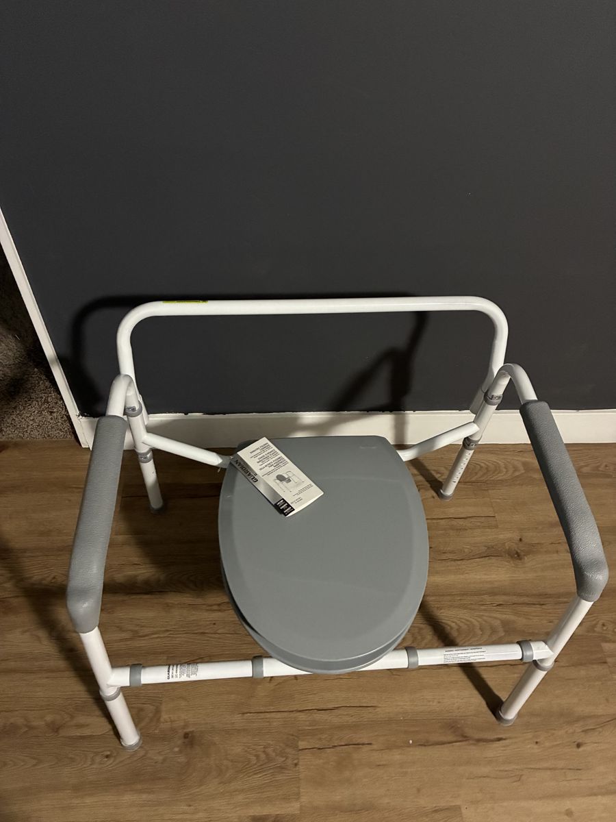 Bariatric folding commode