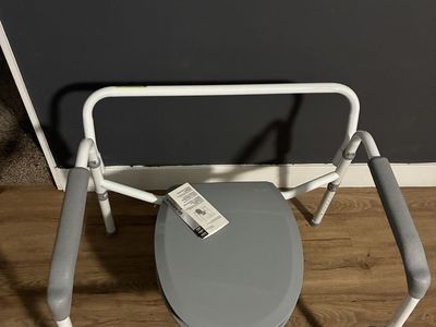 Bariatric folding commode