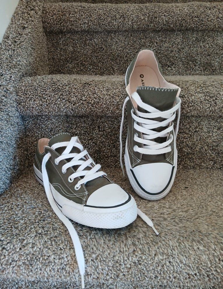 Green Airwalk Sneakers, Size 7.5