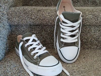 Green Airwalk Sneakers, Size 7.5